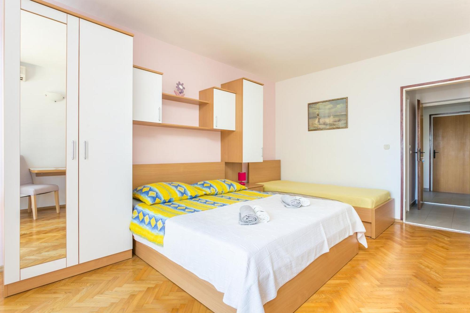 Apartments By The Sea Brela, Makarska - 18356 الغرفة الصورة